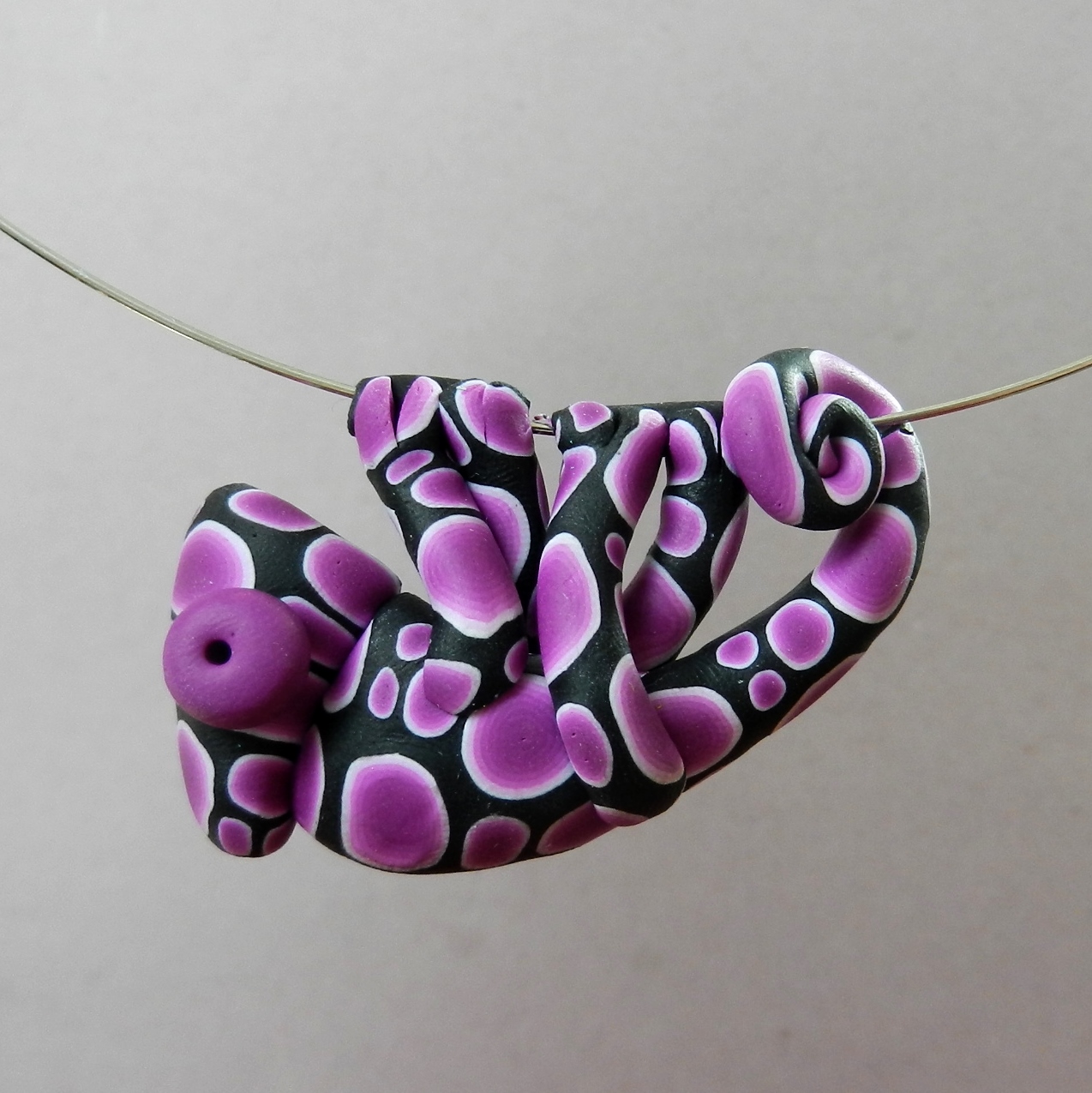 Chamík fialovo černý strakatý