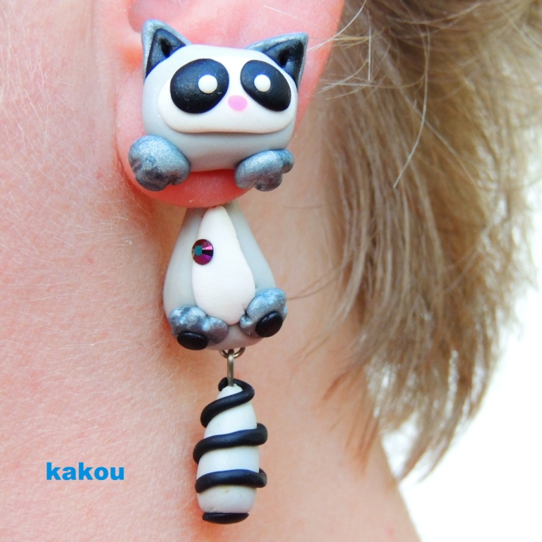 náušnice skrz ucho - vytřeštěný mýval