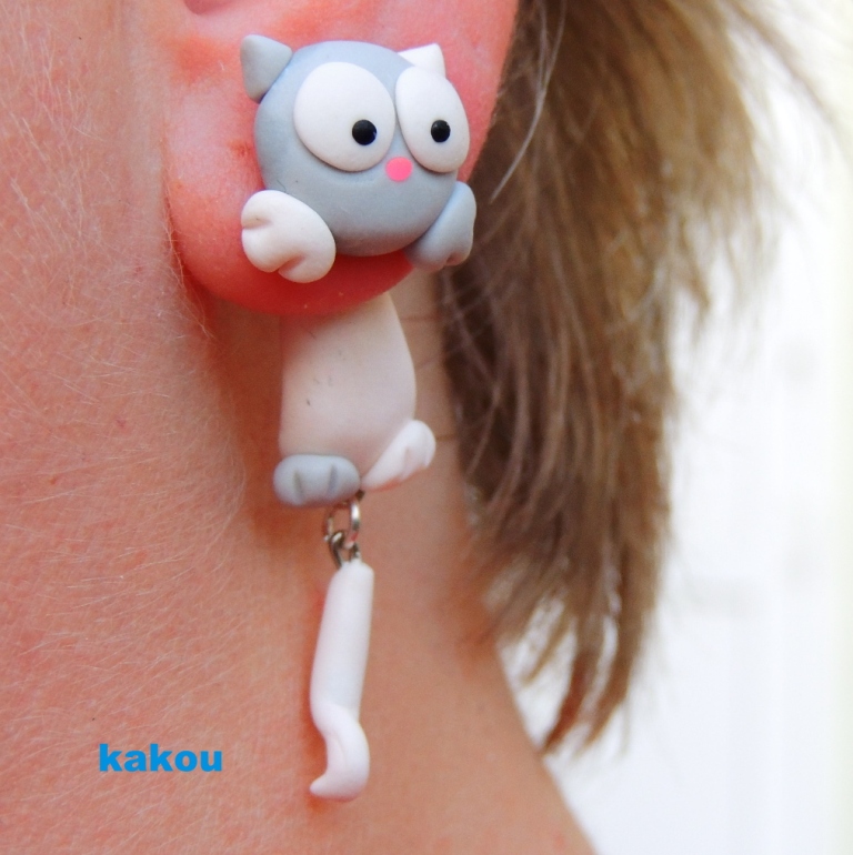 náušnice skrz ucho - šedá kočka vytřeštěná