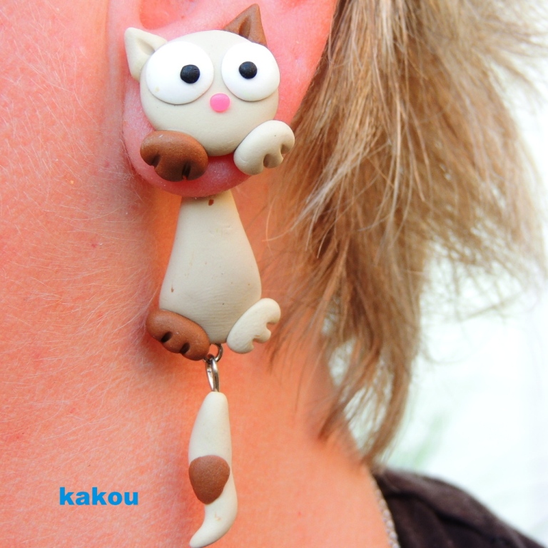 náušnice skrz ucho - kočka hnědá