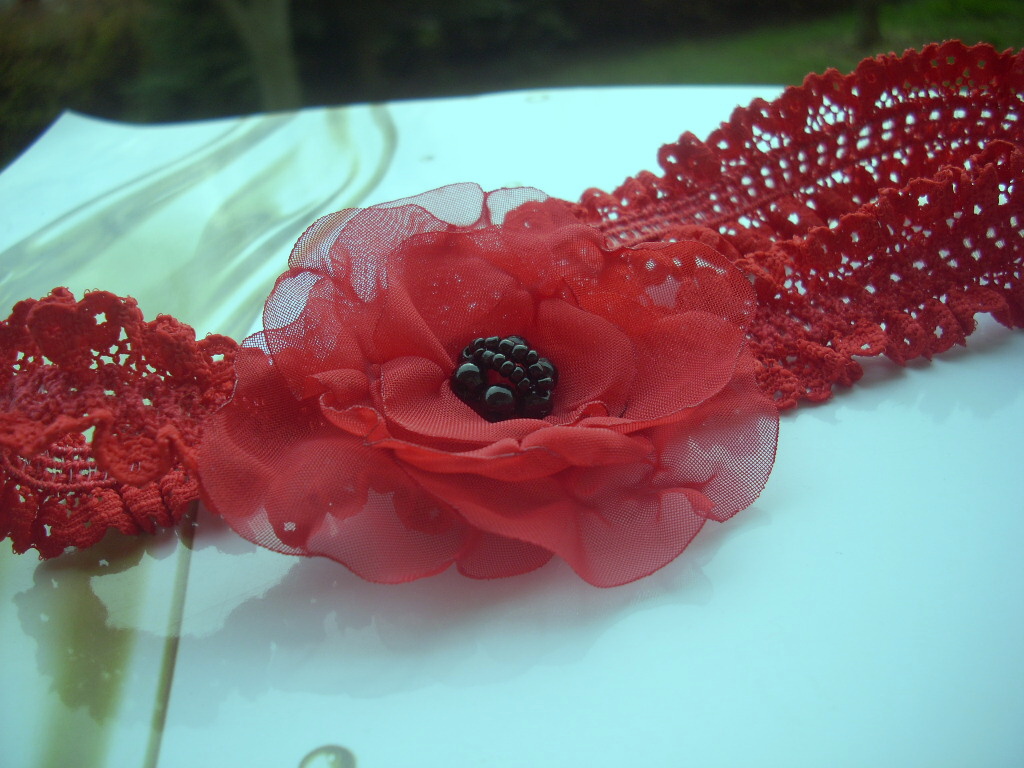 detská čelenka s červenou kvetinkou