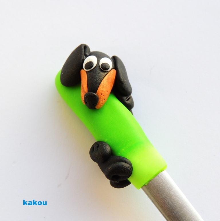 koktejlová fimo lžička na přání s jezevčíkem