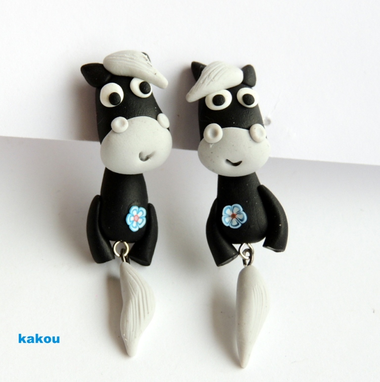 náušnice černý koník - skrz ucho