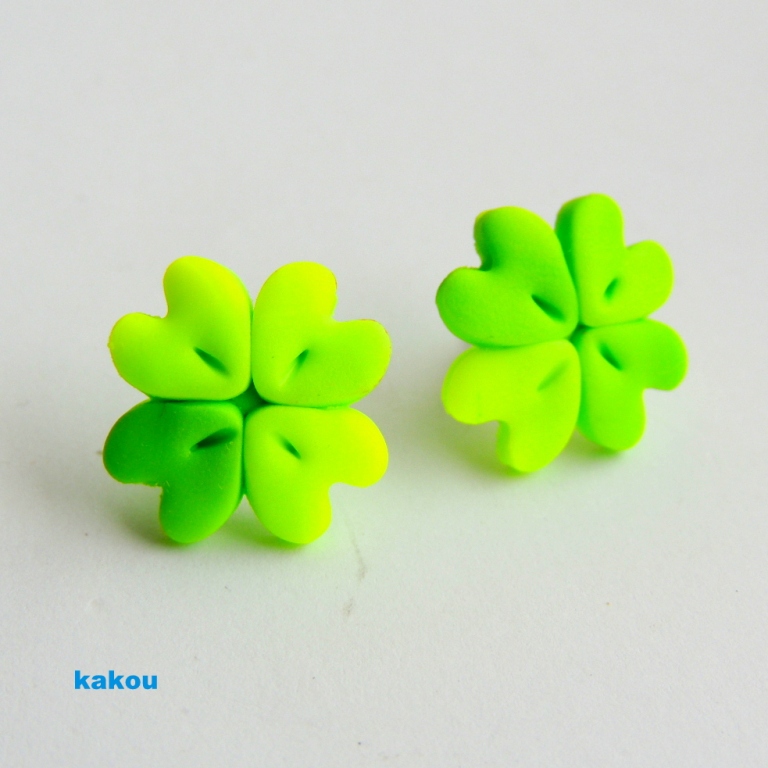 náušnice čtyřlístky . duhové