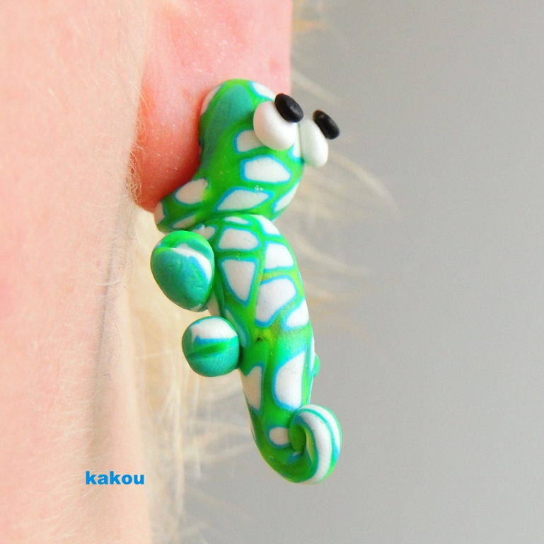 náušnice zakousnutí chameleoni zelenomodří