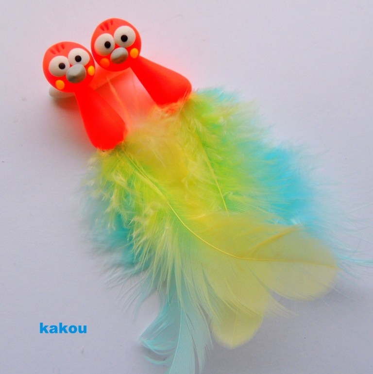 papoušci neonově červení