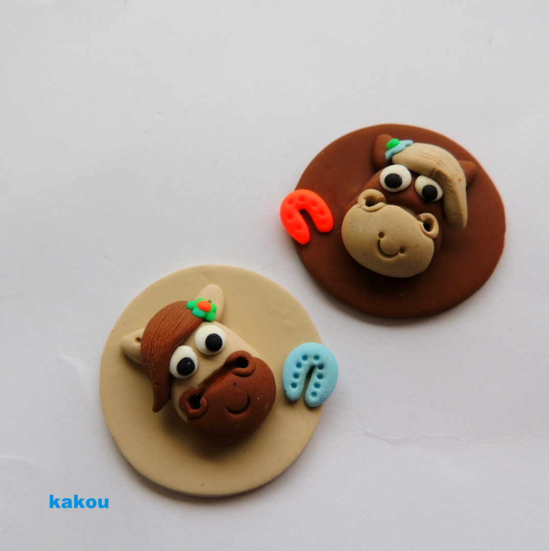 2 koníkové knoflíky