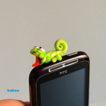 Ozdoba na mobil či tablet - chameleon