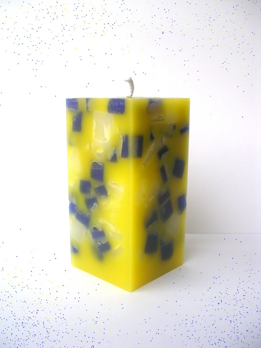 Tříbarevná parafínová svíčka