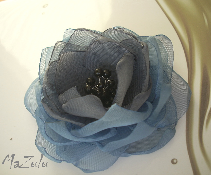 brož - šedá eminence