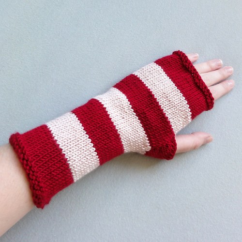 Vínovo-růžové pruhované návleky na ruce