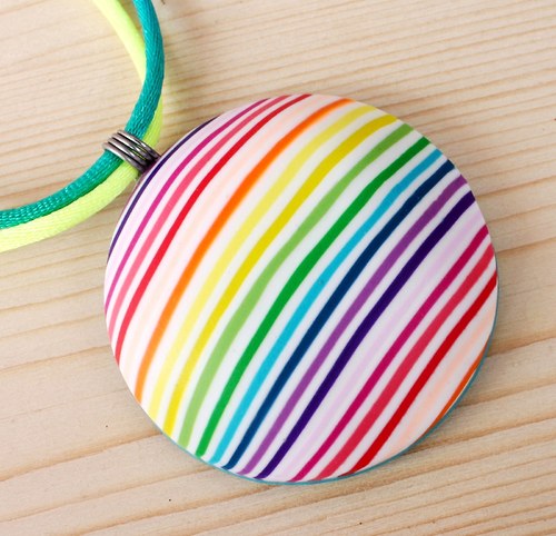 pestrý proužkovaný náhrdelník 