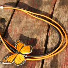 Oranžový náhrdelník s motýlkem