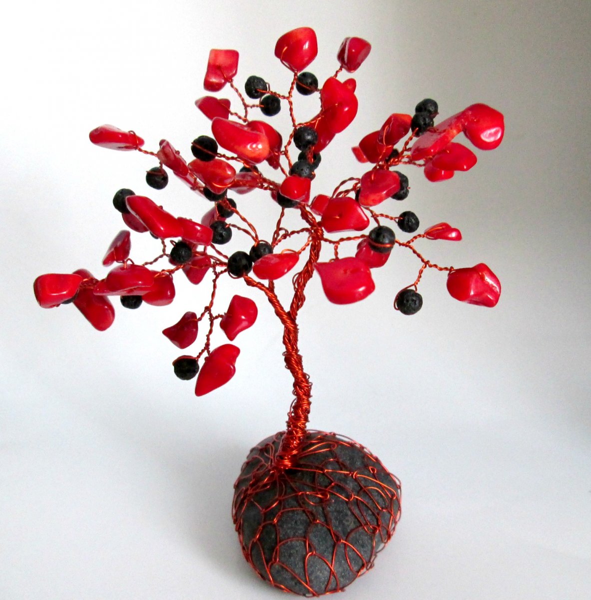 Stromeček  z mořského korálu a lávového kamene