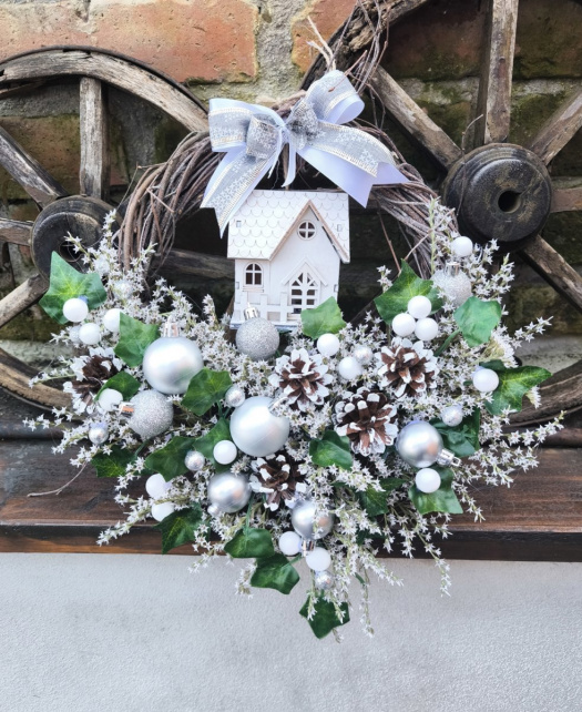 Věneček se svítícím větším domečkem