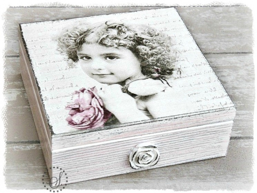 krabička - truhlička - šperkovnice - holčička s růží
