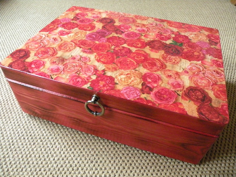 Krabice červená s úchyty - krása dřeva Vůně růží