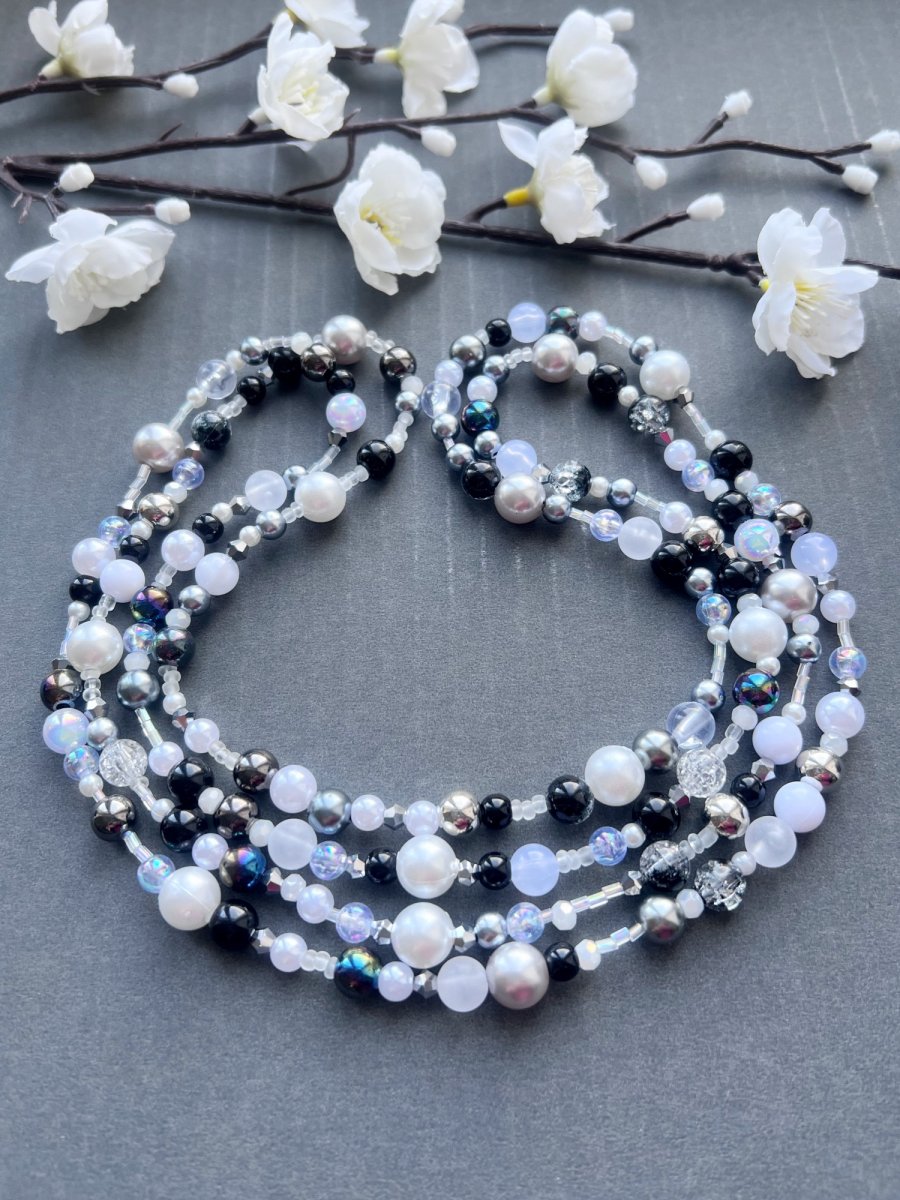 Bílo černé perlové korále