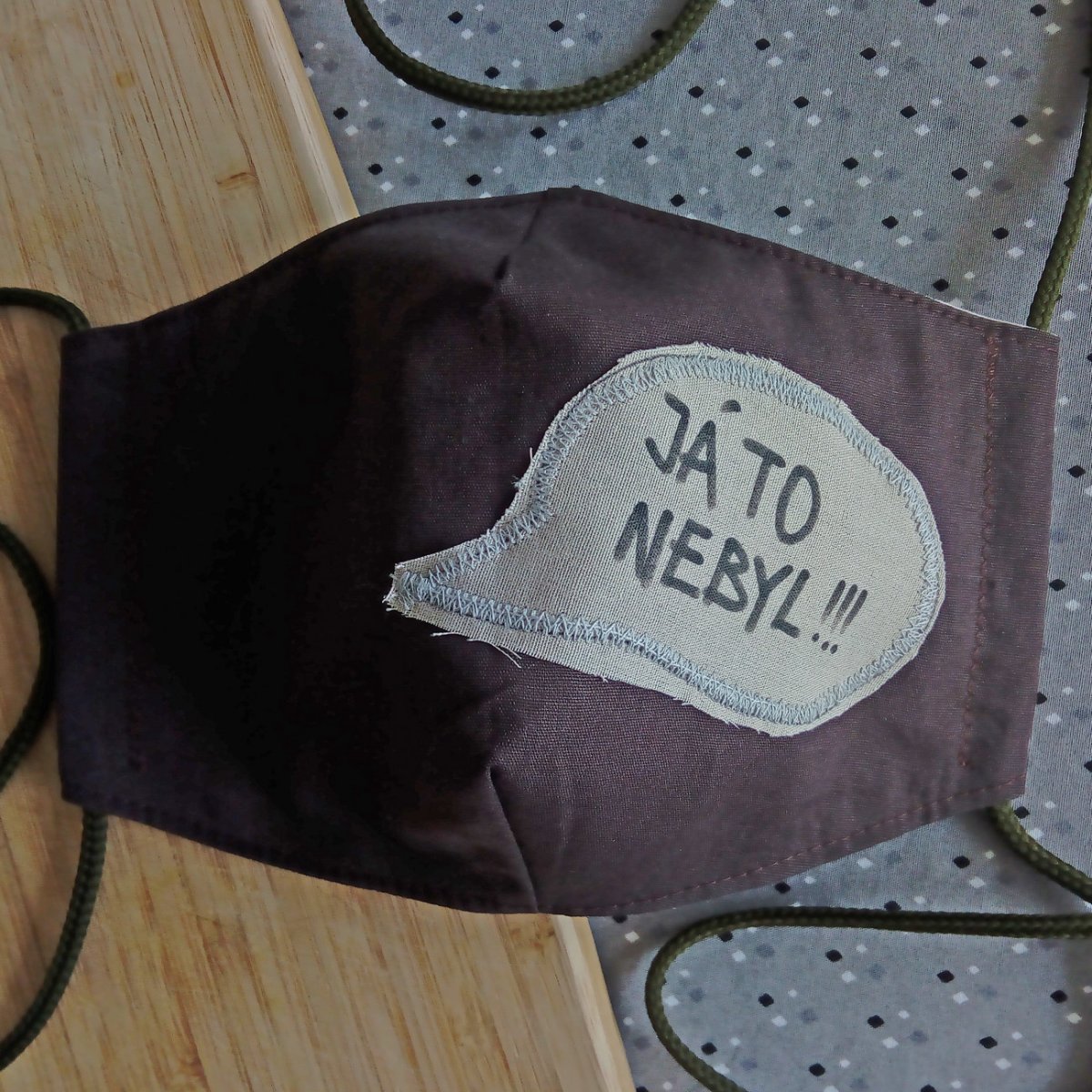 Hnědá rouška s nápisem Já to nebyl!