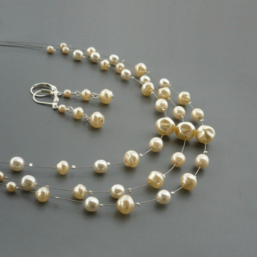 Smetanový perličkový třířadý náhrdelník - tvarovky