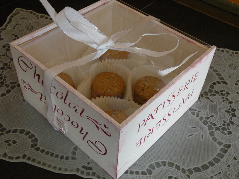 Krabička z francouzské cukrárny - bordó