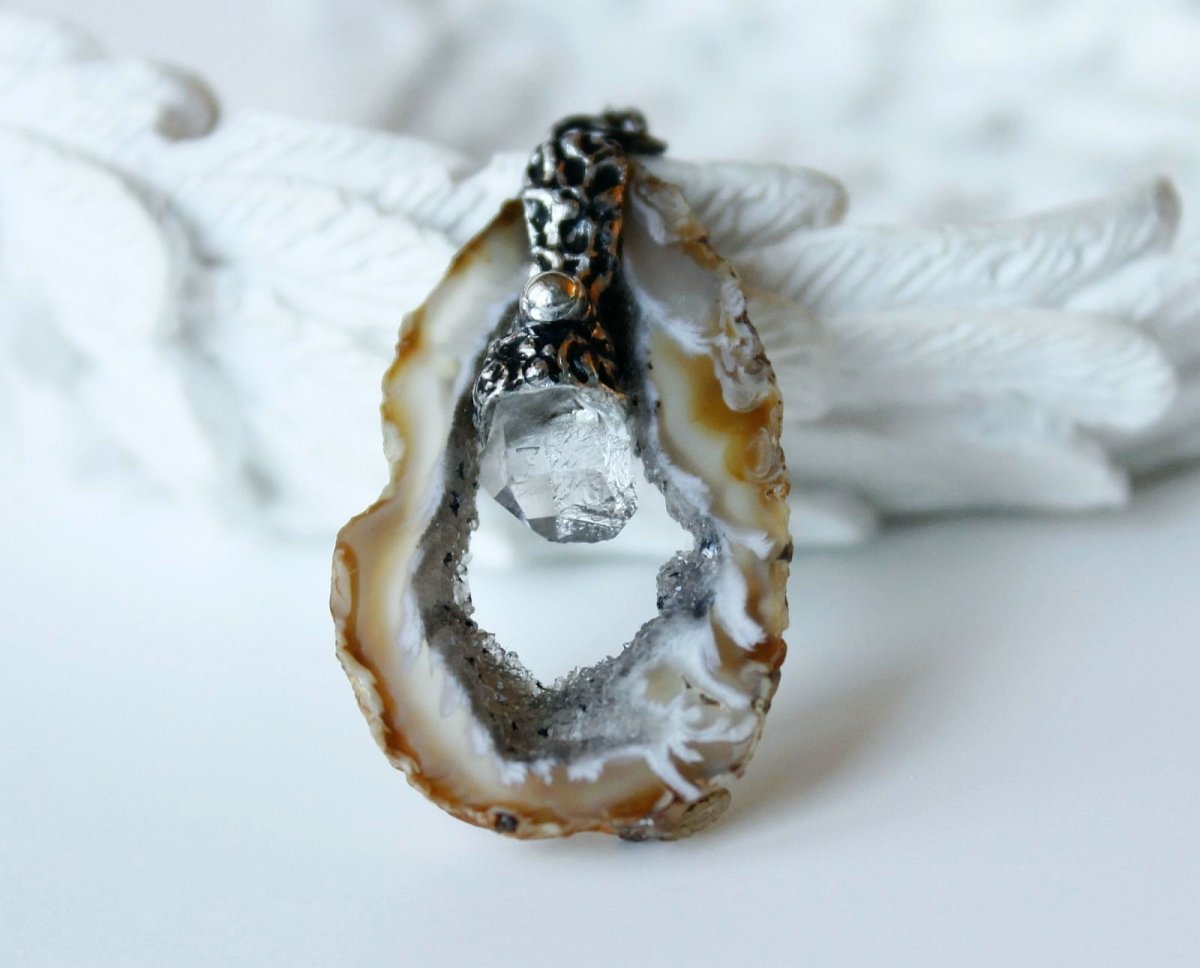 Mrazík .. ( peříčkový achát, křišťál )