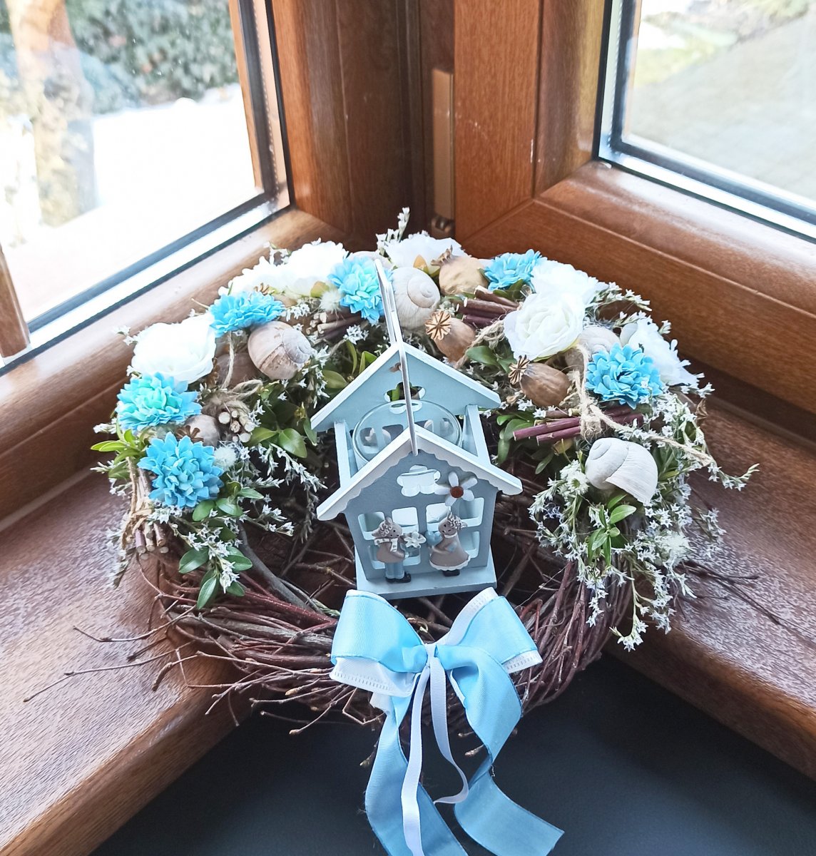 Věnec i svícen, jaro v modré