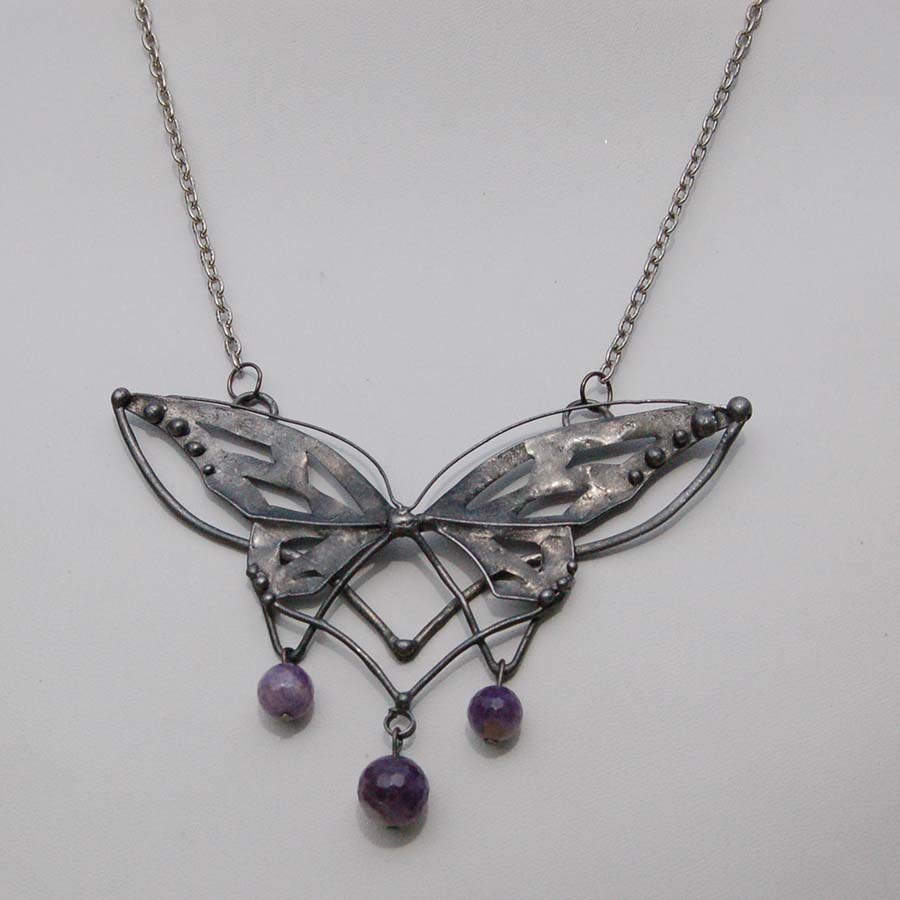 Motýl s ametysty
