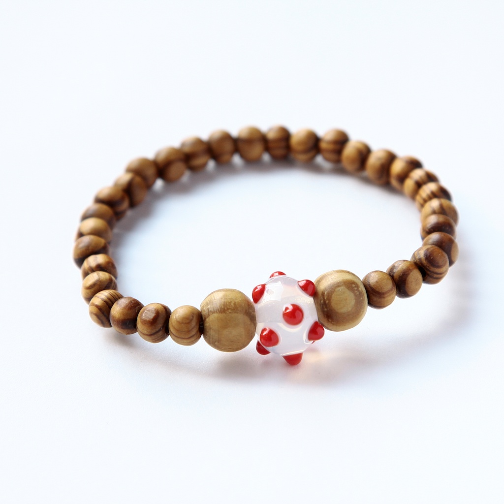 Dřevěný náramek s vinutkou (červeno bílý ježek s puntíky)