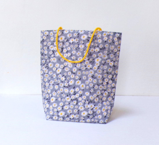 Dárková taška - sedmikrásky na šedé - 25 x 24 cm