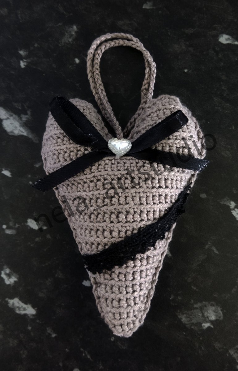 Háčkované dekorační srdce na zavěšení šedé