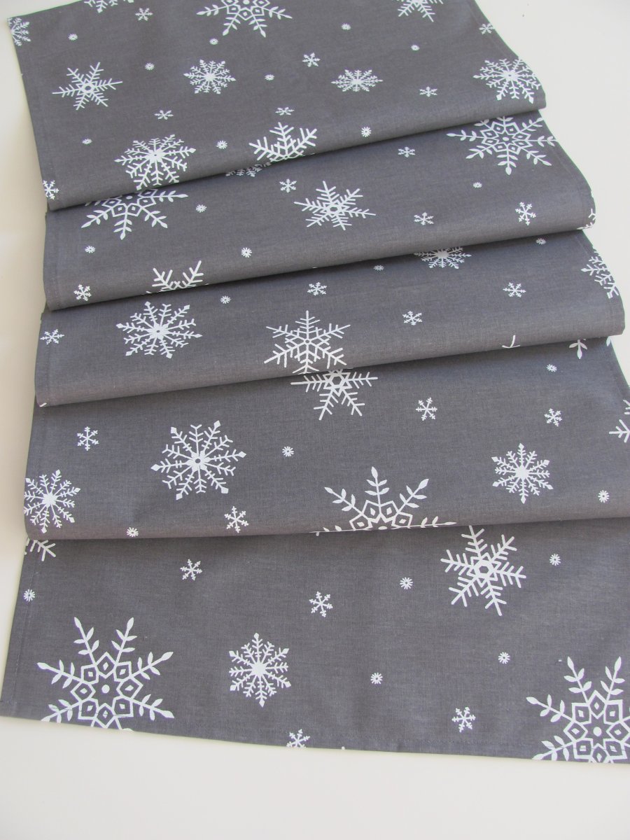 Běhoun šedý s bílými vločkami