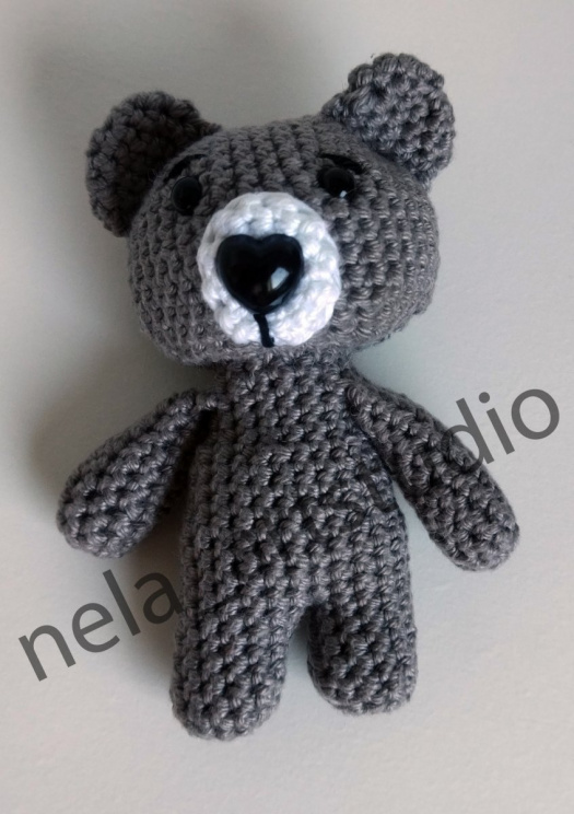 Háčkovaný medvídek šedý