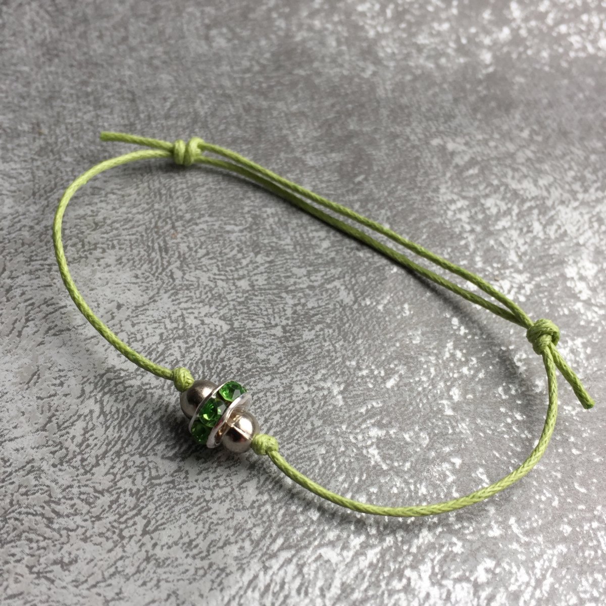 Náramek se zelenou rondelkou 