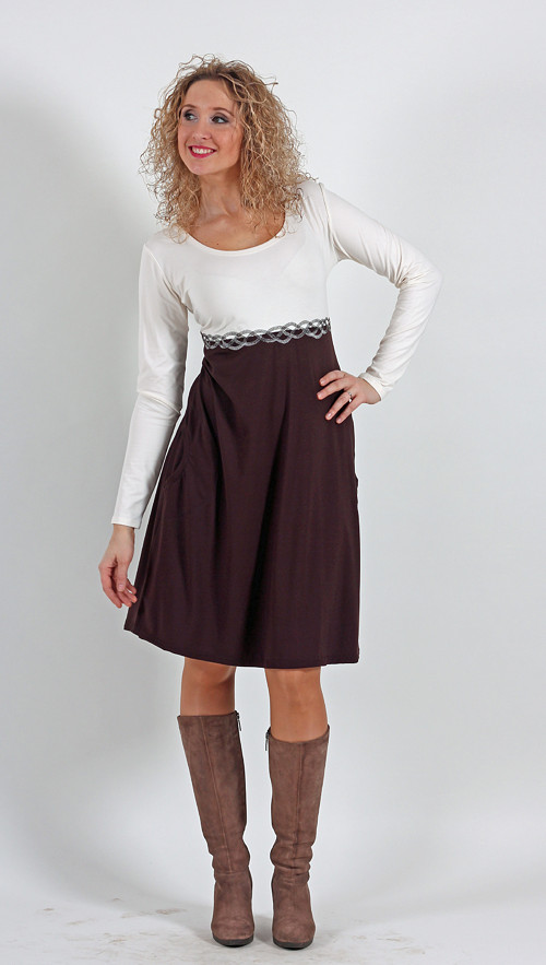 Zvonové smetanovohnědé šaty