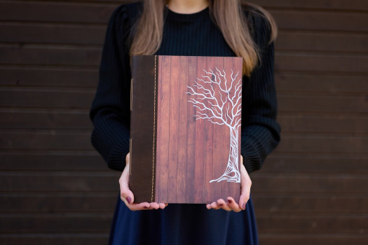 Veľký fotoalbum A4 s kresbou stromu v koženej väzbe