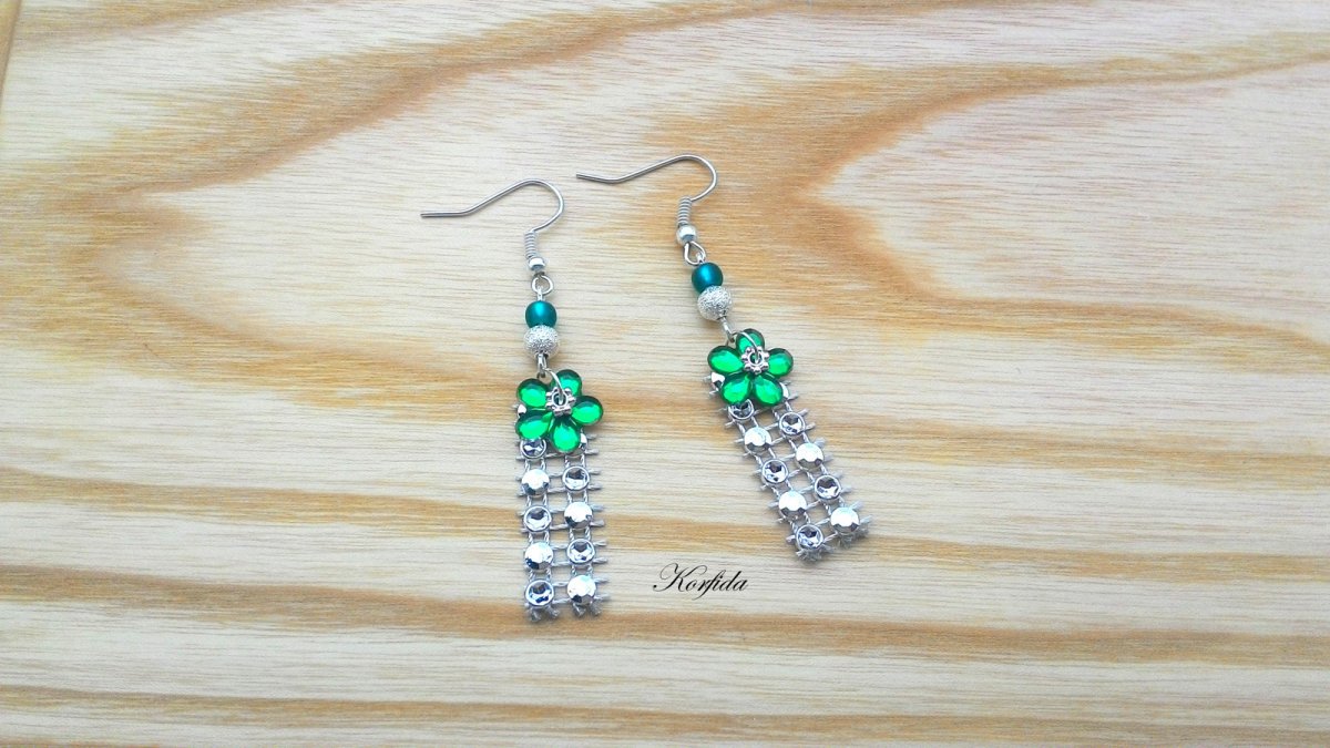 Náušnice tm. zelená kytička + obdelníček (726/16)