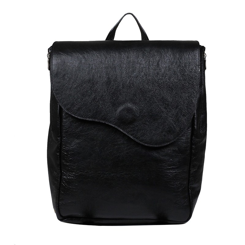 Prostorný černý kožený batoh
