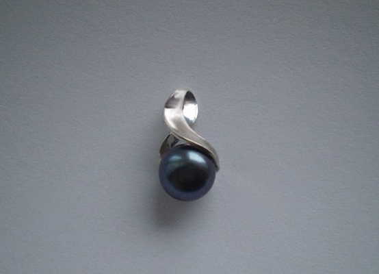 PŘÍVĚSEK s černou perlou
