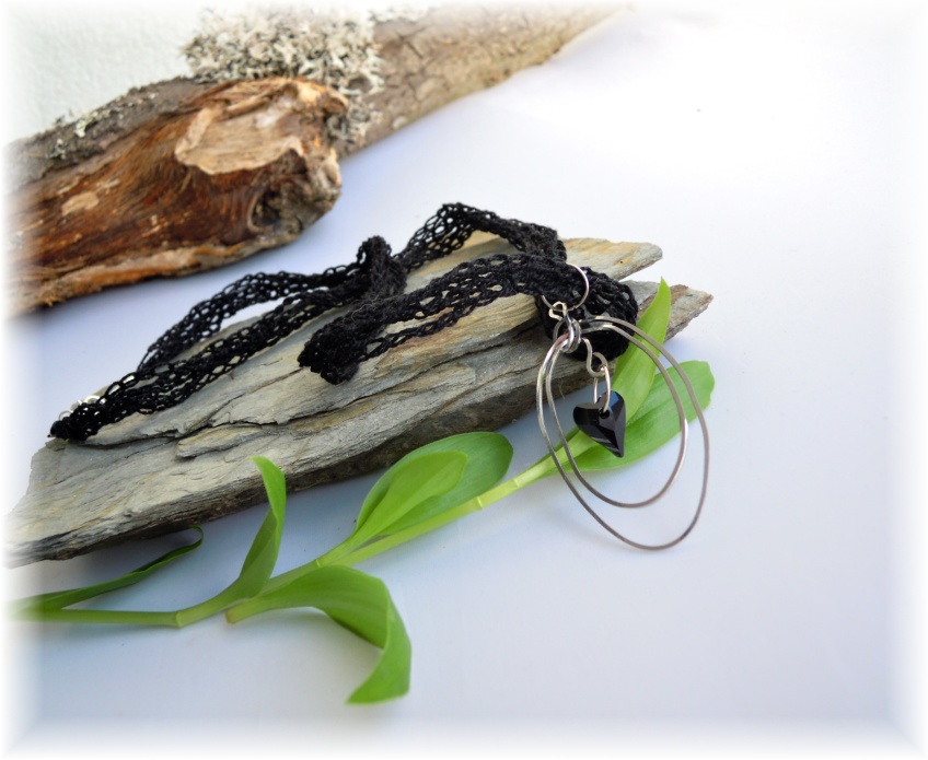 Tepaný se swarovski srdíčkem