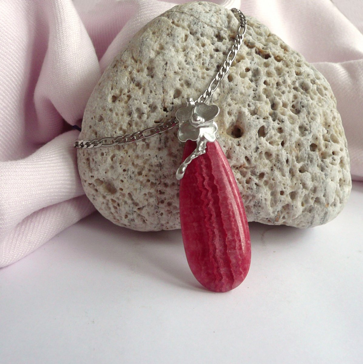 Přívěsek se čtyřlístkem a rodochrozitem "Kapka štěstí"