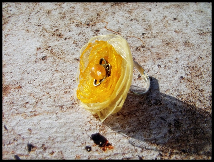 Prsten organzový - oranžová květina