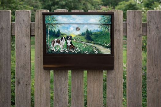 Ručně malovaná poštovní schránka – lesní krajina se psy, originální dekorace na plot