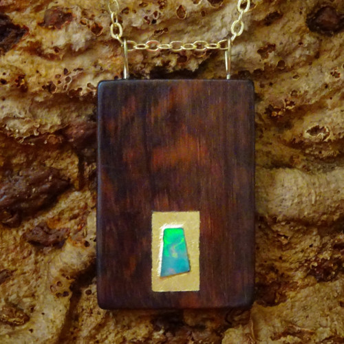 Hadí dřevo s opálem.