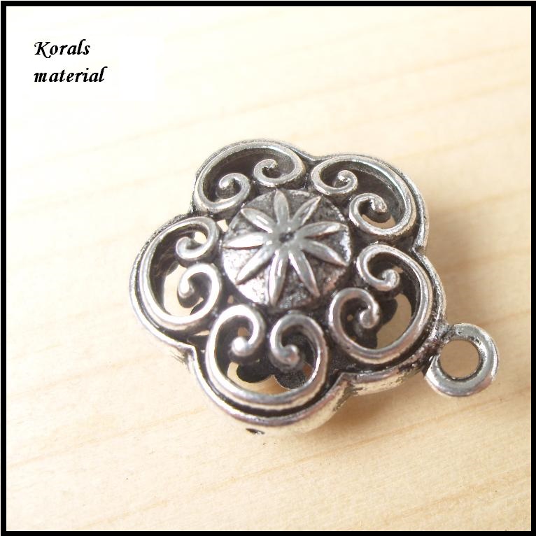 2526 Kovový přívěsek hvězda 