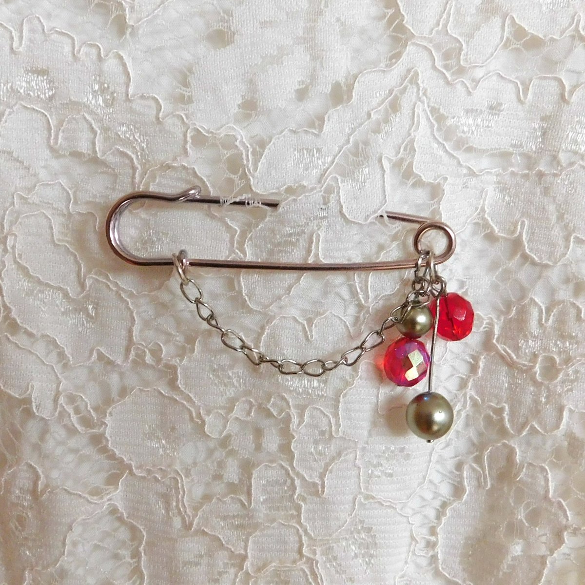 Ozdobný spínací špendlík, do červena 2