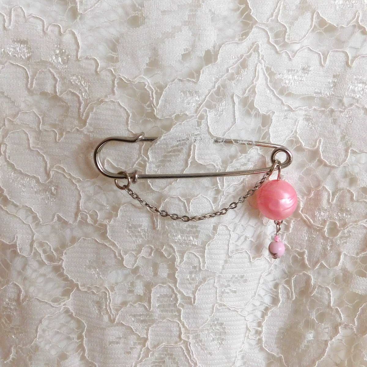 Ozdobný spínací špendlík, růžový