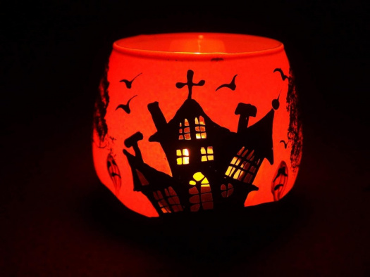 Halloween svícen - průhledná okýnka na svíčku