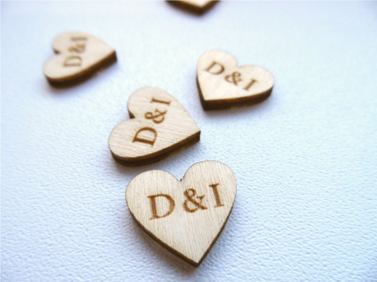 Dřevěná srdíčka s iniciálami 1,5 cm - 50 ks