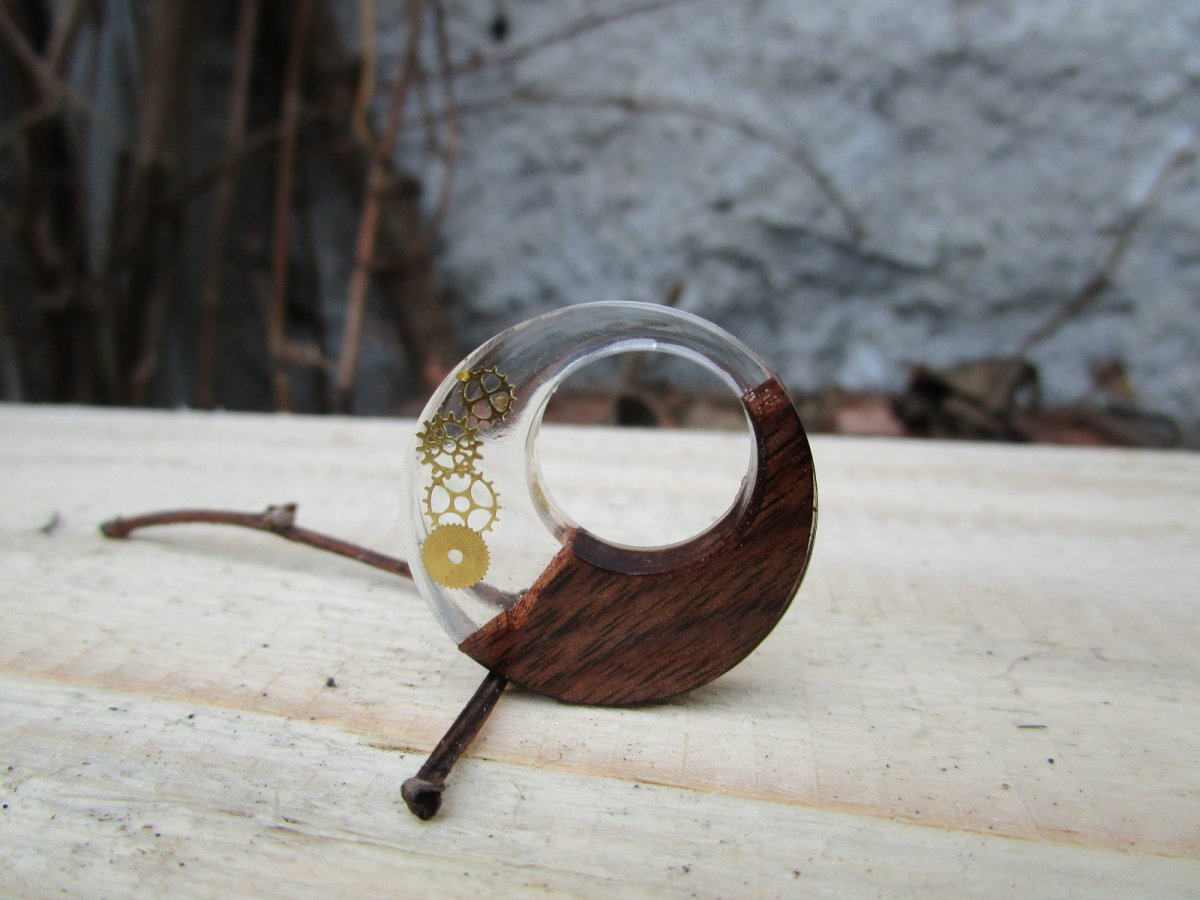steampunk přívěsek - ořechové kolečko velké